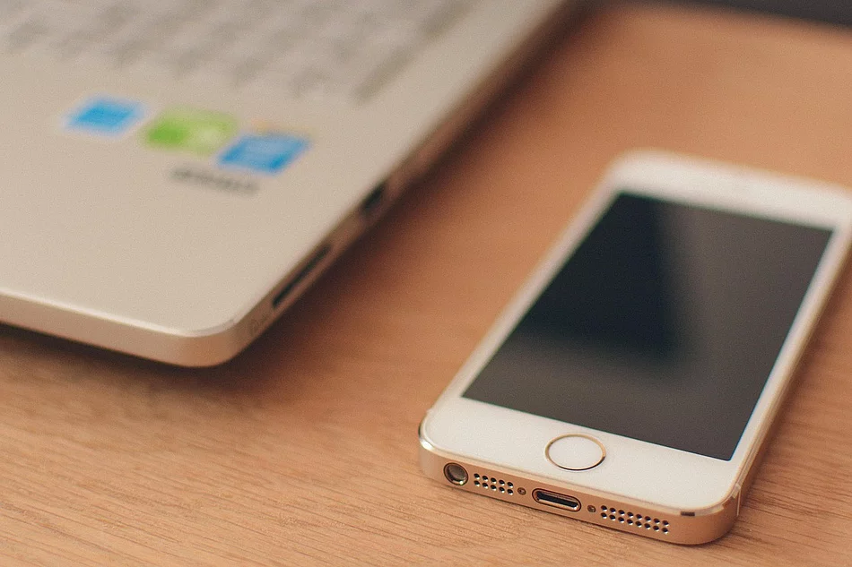 Smartphone liegt auf dem Tisch