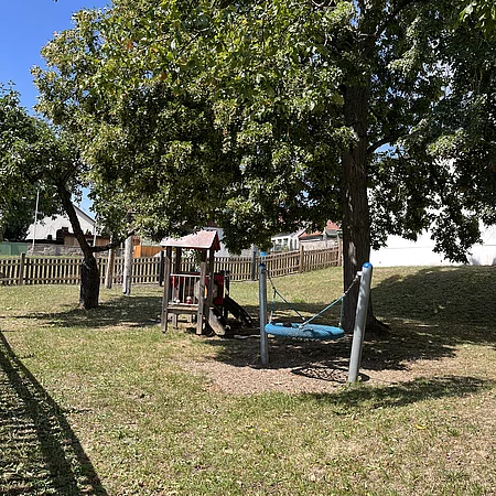 Schaukel im Außenbereich Kindergarten Untertheres