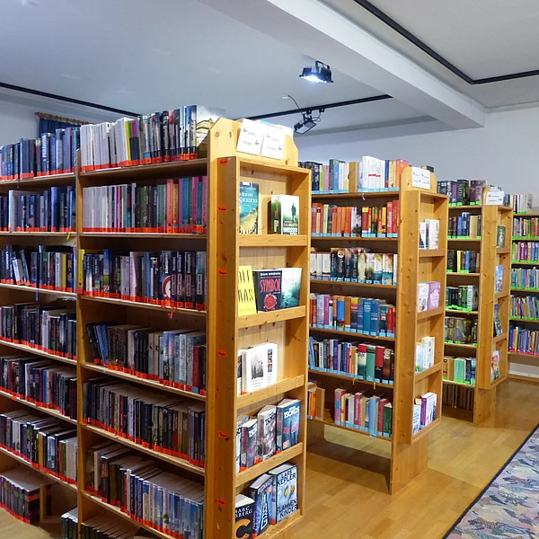 Bücherregale in der Bücherei